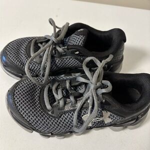 Boys under armour shoes size 11 used but plenty of wear left. Black and gray